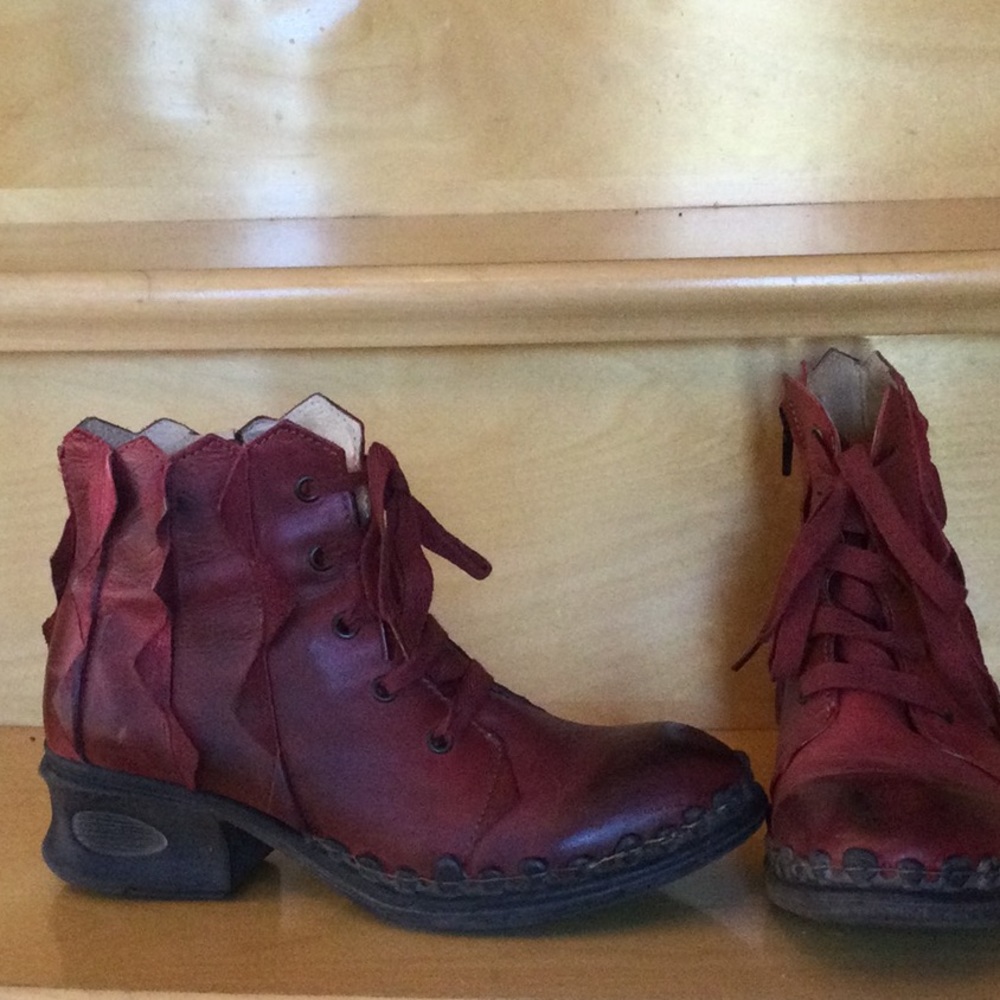 Rovers boots. Leather boots in red and darker in some area